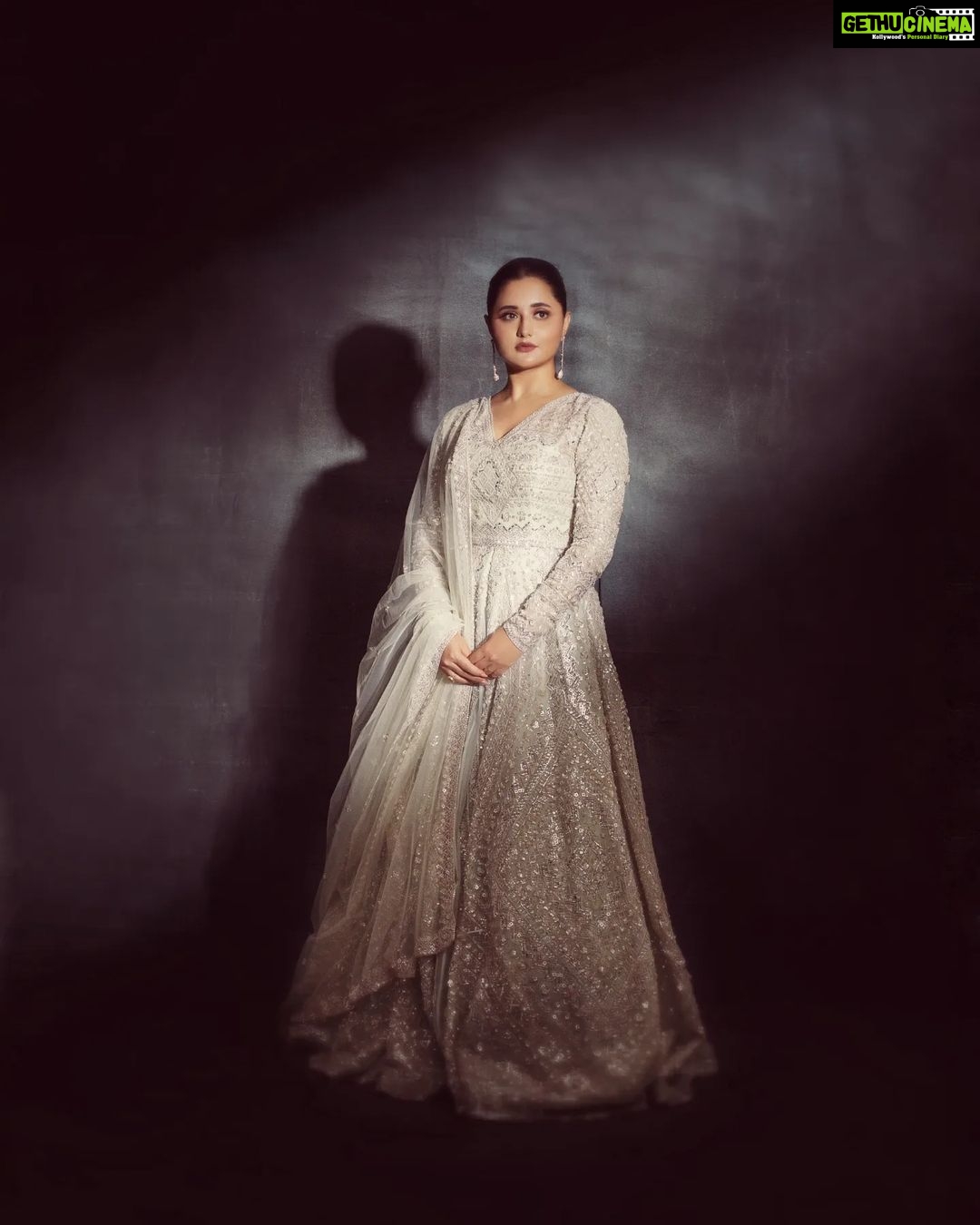 Rashami Desai Instagram - What else is possible for me more 😇 . . @nehachaudhary_ @samyakkclothing @koharbykanika @ipshita.db @makeupby_tanvi . . #RASHAMIDESAI #rashamians #weddingreddy #indian #palakmuchhal #mithoon #bestwishes #immagical✨🧞♀️🦄