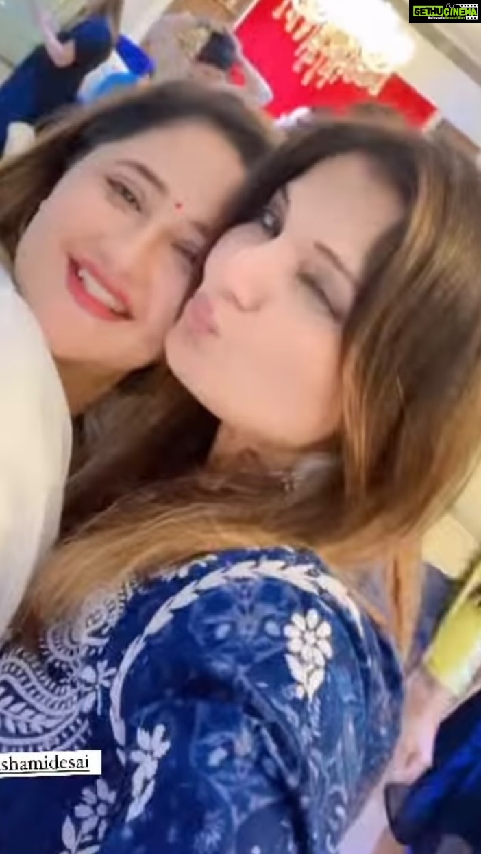 Rashami Desai Instagram - “True friends are never apart ……may be in distance but never in heart “. . . #friendship #livelife #loveislove #loveyou #trendingreels #❤ #blessed #class #foundation @imrashamidesai
