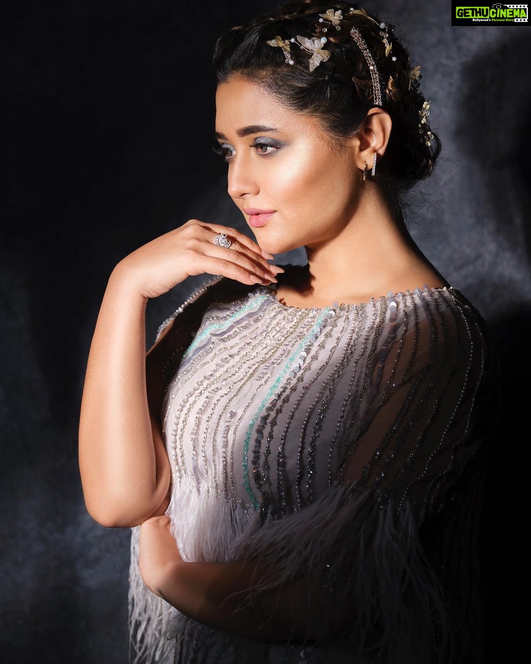 Rashami Desai Instagram - Look closely! Everything has beauty 💖🧚🏻♀️ . . Outfit: @aartimahtani jewellery: @enticebykgk Stylist:@nehachaudhary_ Makeup:@makeupby_tanvi Hair: @hairbydrishya Pictures: @dabbooratnani . . #rashamidesai #rashamians #immagical✨🧞♀️🦄 #love #grateful