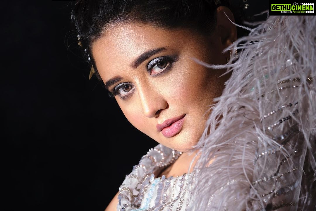 Rashami Desai Instagram - Look closely! Everything has beauty 💖🧚🏻♀️ . . Outfit: @aartimahtani jewellery: @enticebykgk Stylist:@nehachaudhary_ Makeup:@makeupby_tanvi Hair: @hairbydrishya Pictures: @dabbooratnani . . #rashamidesai #rashamians #immagical✨🧞♀️🦄 #love #grateful