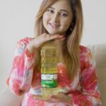 Rashami Desai Instagram - As an actress my schedule is very busy. But, to do well I need to take care of my health and feel good during my long working hours. So when I get hungry, do I have to compromise on my food cravings? Absolutely not. I now experience lite food thanks to Emami Healthy and Tasty Ultralite Soyabean Oil’s presence in my kitchen because this oil is - light in colour - less sticky - low in absorption Ab aap bhi try karo, Emami Healthy and Tasty Ultralite Soyabean Oil aur ultra cool bano meri tarah kyonki #SirfYahiHaiUltralite So while you share your lite recipes and experiences with Emami Healthy and Tasty Ultralite Soyabean Oil, don’t forget to tag @emamihealthyandtasty and use #SirfYahiHaiUltraLite #emamihealthyandtasty #ultralite #lightfood #ultralitefood #emamiultralite #ultralitesoyabeanoil #emamiultralitesoyabeanoil #sirfyahihaiultralite #lightoil #halkaoil #healthyoil #healthy&tasty #ultraliterecipes India