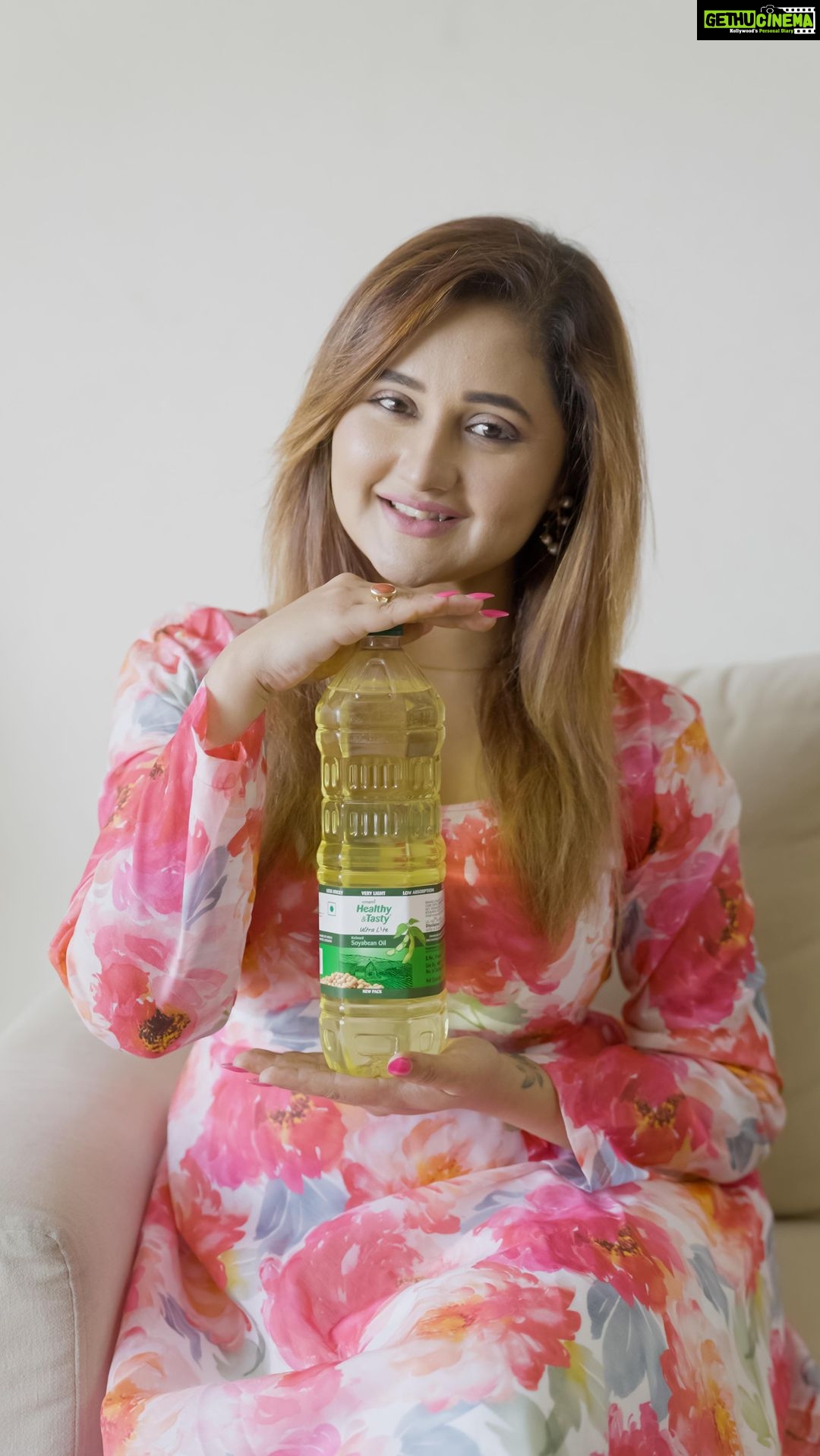 Rashami Desai Instagram - As an actress my schedule is very busy. But, to do well I need to take care of my health and feel good during my long working hours. So when I get hungry, do I have to compromise on my food cravings? Absolutely not. I now experience lite food thanks to Emami Healthy and Tasty Ultralite Soyabean Oil’s presence in my kitchen because this oil is - light in colour - less sticky - low in absorption Ab aap bhi try karo, Emami Healthy and Tasty Ultralite Soyabean Oil aur ultra cool bano meri tarah kyonki #SirfYahiHaiUltralite So while you share your lite recipes and experiences with Emami Healthy and Tasty Ultralite Soyabean Oil, don’t forget to tag @emamihealthyandtasty and use #SirfYahiHaiUltraLite #emamihealthyandtasty #ultralite #lightfood #ultralitefood #emamiultralite #ultralitesoyabeanoil #emamiultralitesoyabeanoil #sirfyahihaiultralite #lightoil #halkaoil #healthyoil #healthy&tasty #ultraliterecipes India