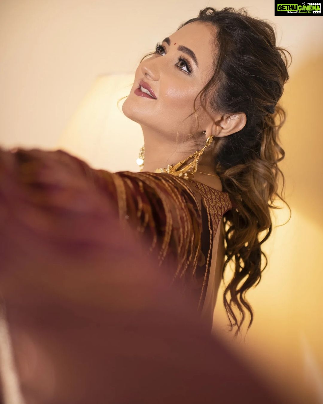 Rashami Desai Instagram - Time to celebrate every moment ✨️ . . Styled by : @kmundhe4442 Outfit : @qbysoniabaderia Jewellery : @suhana_art_and_jewels Makeup : @priyagulatimakeupartistry Hair : @sushmahairstylist Shot by : @harrymalik__photography__ . . #rashamidesai #rashamians #diva #love #immagical✨🧞♀️🦄
