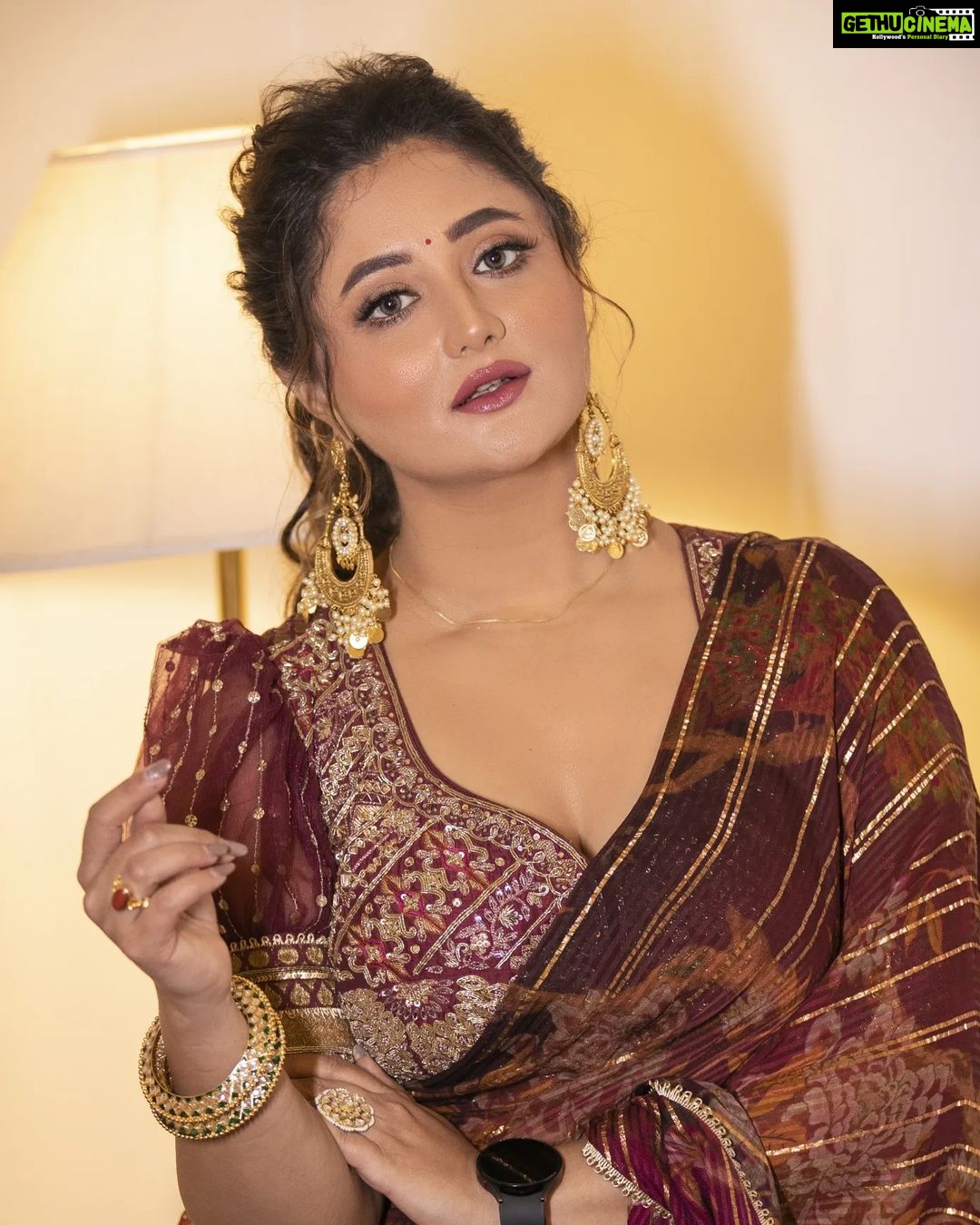 Rashami Desai Instagram - Time to celebrate every moment ✨️ . . Styled by : @kmundhe4442 Outfit : @qbysoniabaderia Jewellery : @suhana_art_and_jewels Makeup : @priyagulatimakeupartistry Hair : @sushmahairstylist Shot by : @harrymalik__photography__ . . #rashamidesai #rashamians #diva #love #immagical✨🧞♀️🦄