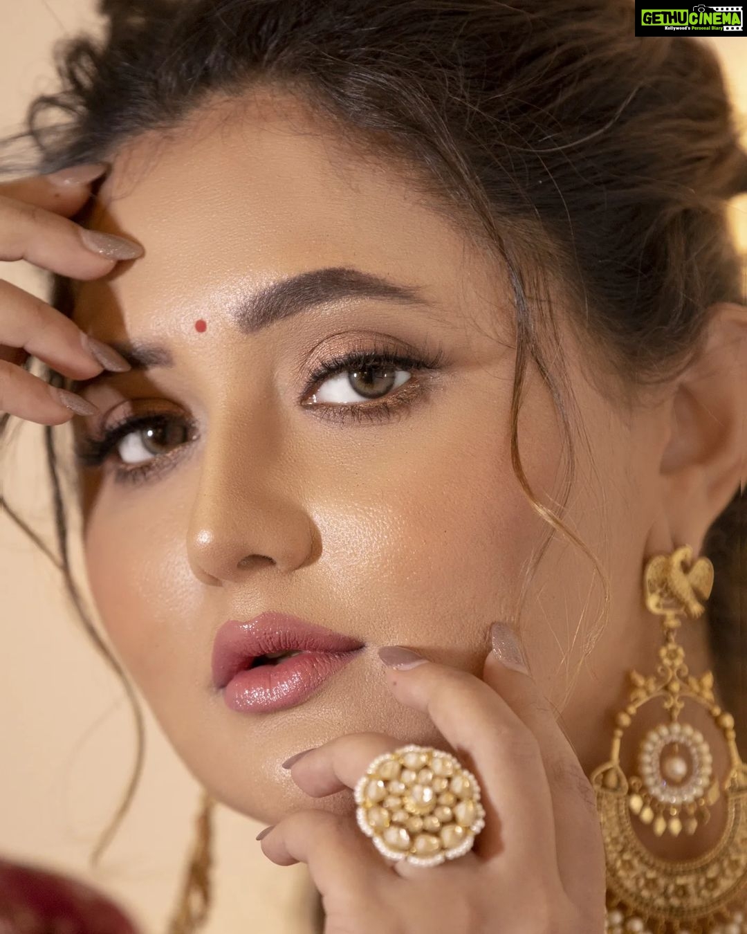 Rashami Desai Instagram - Time to celebrate every moment ✨️ . . Styled by : @kmundhe4442 Outfit : @qbysoniabaderia Jewellery : @suhana_art_and_jewels Makeup : @priyagulatimakeupartistry Hair : @sushmahairstylist Shot by : @harrymalik__photography__ . . #rashamidesai #rashamians #diva #love #immagical✨🧞♀️🦄