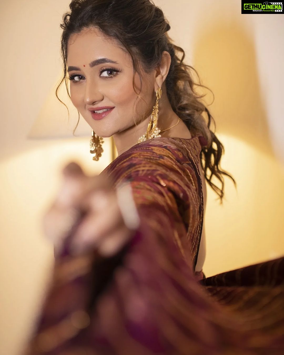 Rashami Desai Instagram - Time to celebrate every moment ✨️ . . Styled by : @kmundhe4442 Outfit : @qbysoniabaderia Jewellery : @suhana_art_and_jewels Makeup : @priyagulatimakeupartistry Hair : @sushmahairstylist Shot by : @harrymalik__photography__ . . #rashamidesai #rashamians #diva #love #immagical✨🧞♀️🦄