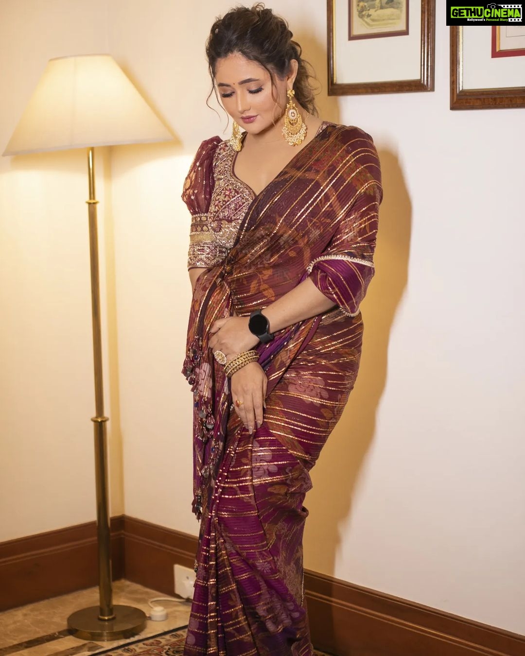 Rashami Desai Instagram - Time to celebrate every moment ✨️ . . Styled by : @kmundhe4442 Outfit : @qbysoniabaderia Jewellery : @suhana_art_and_jewels Makeup : @priyagulatimakeupartistry Hair : @sushmahairstylist Shot by : @harrymalik__photography__ . . #rashamidesai #rashamians #diva #love #immagical✨🧞♀️🦄