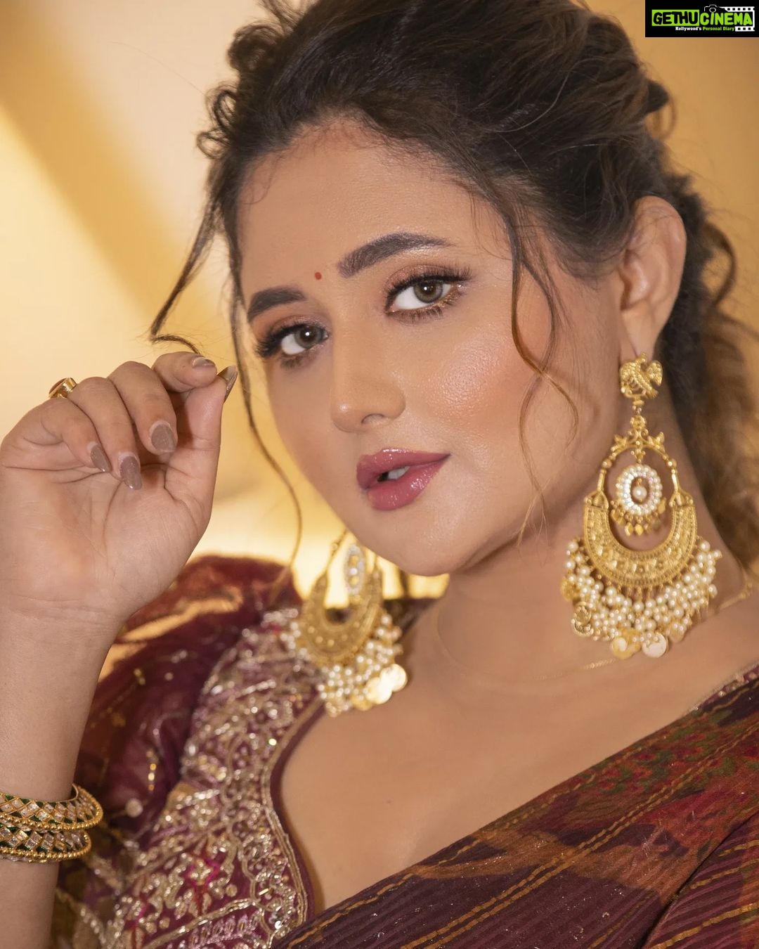 Rashami Desai Instagram - Time to celebrate every moment ✨️ . . Styled by : @kmundhe4442 Outfit : @qbysoniabaderia Jewellery : @suhana_art_and_jewels Makeup : @priyagulatimakeupartistry Hair : @sushmahairstylist Shot by : @harrymalik__photography__ . . #rashamidesai #rashamians #diva #love #immagical✨🧞♀️🦄