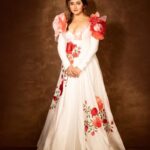 Rashami Desai Instagram – Beauty is within you ✨️ 
.
.
📸 @prashantsamtani 
⭐️ @kmundhe4442 
👗 @rohitbalofficial 
💄  @malcolm_m_fernandes 
.
.
#rashamidesai #rashamians #awardwinning #enturpernuer #love #diva #Indian #immagical✨🧞‍♀️🦄