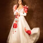 Rashami Desai Instagram – Beauty is within you ✨️ 
.
.
📸 @prashantsamtani 
⭐️ @kmundhe4442 
👗 @rohitbalofficial 
💄  @malcolm_m_fernandes 
.
.
#rashamidesai #rashamians #awardwinning #enturpernuer #love #diva #Indian #immagical✨🧞‍♀️🦄