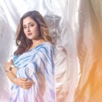 Rashami Desai Instagram - I'm a beautiful chaos to create more possibility 😉 . . @asopalav @koharbykanika @nehachaudhary_ @makeupby_tanvi @ipshita.db . . #rashamidesai #rashamians #lokmat #award #love #diva #saree #India #immagical✨🧞‍♀️🦄 Malad West