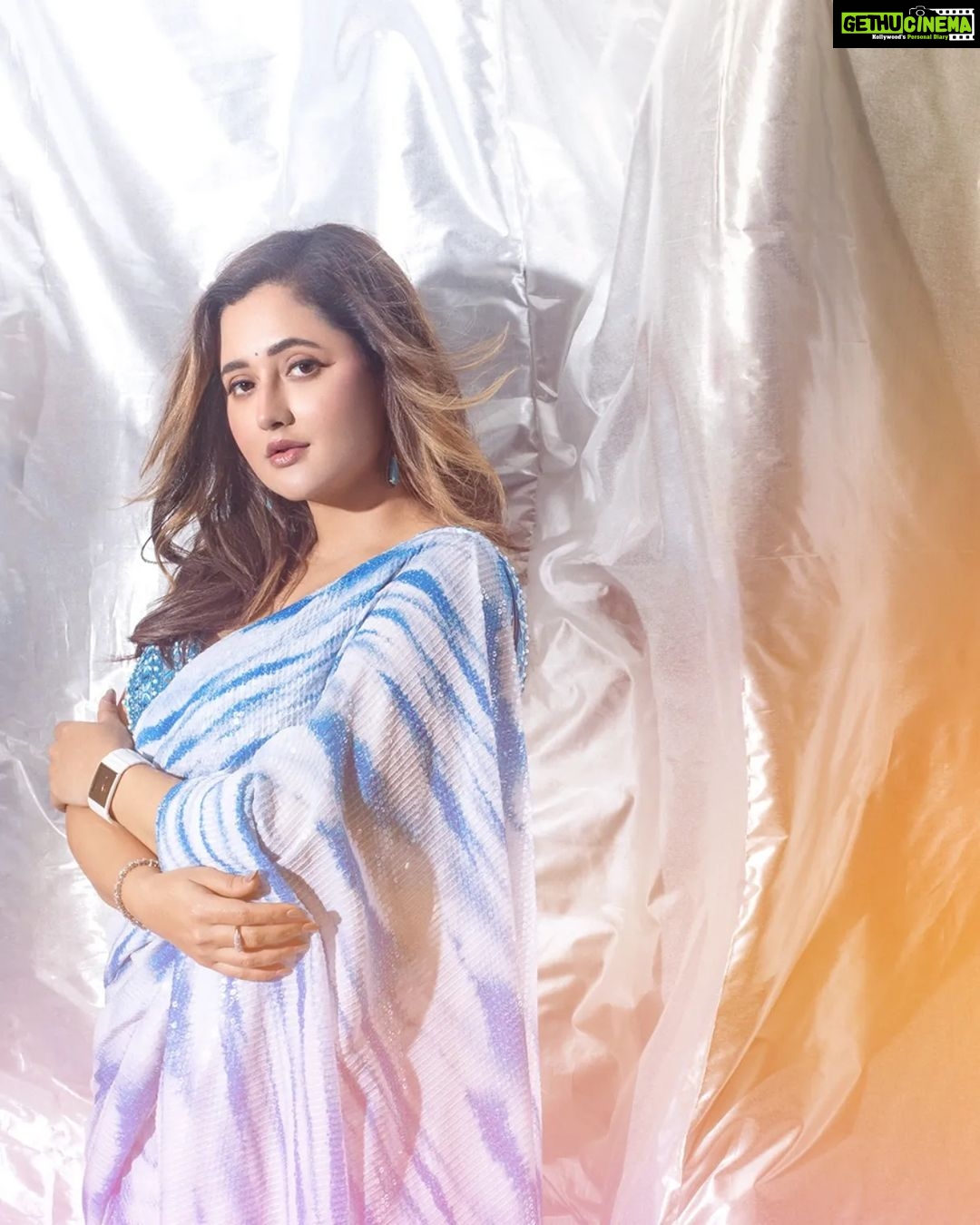 Rashami Desai Instagram - I'm a beautiful chaos to create more possibility 😉 . . @asopalav @koharbykanika @nehachaudhary_ @makeupby_tanvi @ipshita.db . . #rashamidesai #rashamians #lokmat #award #love #diva #saree #India #immagical✨🧞♀️🦄 Malad West