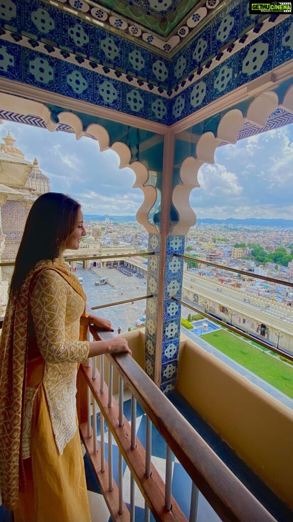 Rashami Desai Instagram - Counting my blessings & collecting memories ✨🥰 . @gulaalruchicreations @theanantaudaipur . #travel #explore #rashamidesai #rashamians #immagical✨🧞‍♀️🦄