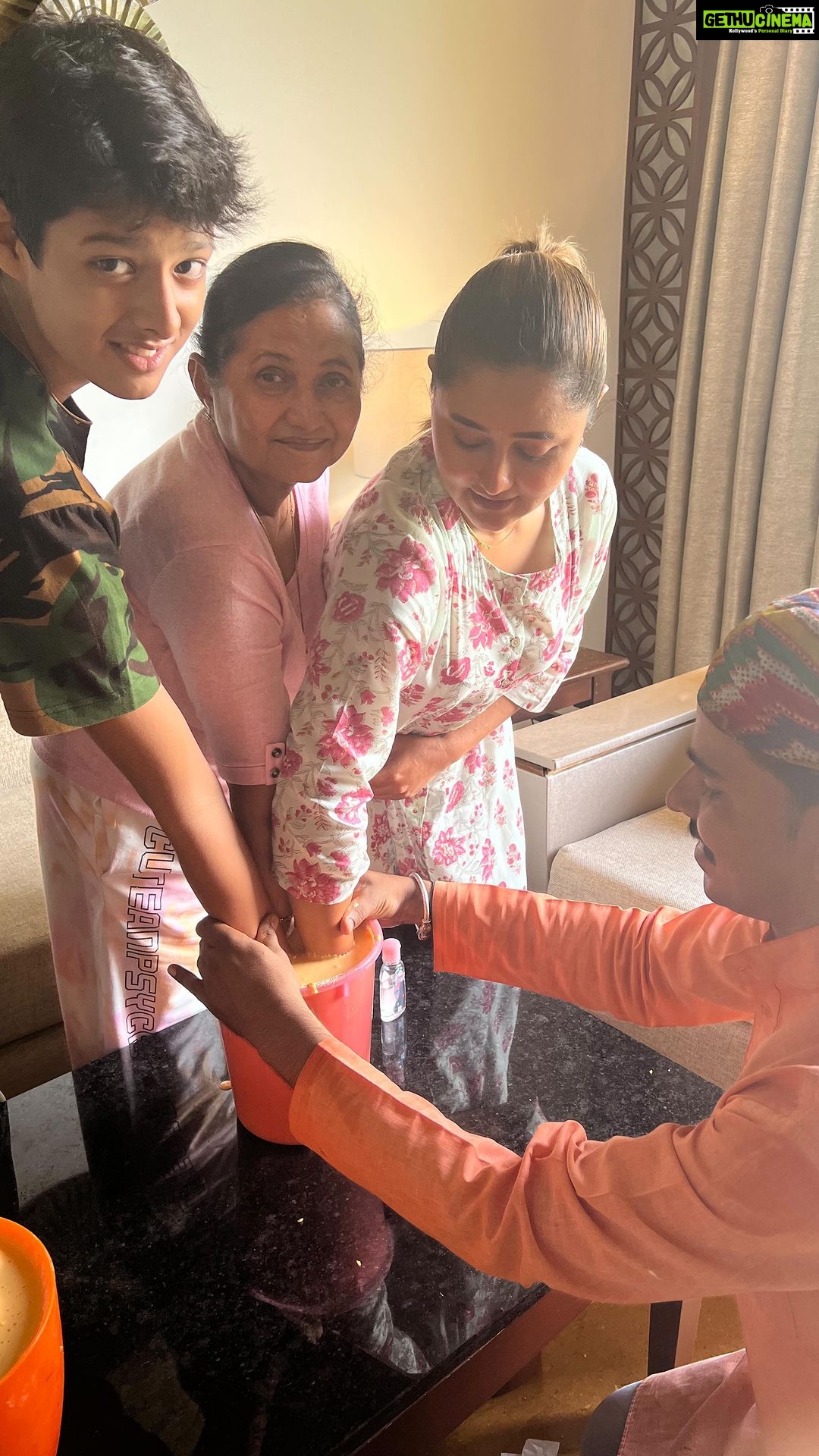 Rashami Desai Instagram - With the oldest and the youngest Desai!! We made a promise we will continue our legacy by working hard towards life and eachother!! Can’t wait to see how it turns out into.. . Thank u @theanantaudaipur for making this more memorable 💞 . . #family #familyfirst #rashamidesai #rashamians #immagical✨🧞♀️🦄 #udaipurananta #ananta