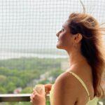 Rashami Desai Instagram – Sucha joy listening to the rhythm of the falling rain ☔️✨😍❣️
.
#rainyday #rashamidesai #rashamians #immagical✨🧞♀️🦄 #reelsinstagram