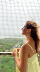 Rashami Desai Instagram - Sucha joy listening to the rhythm of the falling rain ☔️✨😍❣️ . #rainyday #rashamidesai #rashamians #immagical✨🧞‍♀️🦄 #reelsinstagram