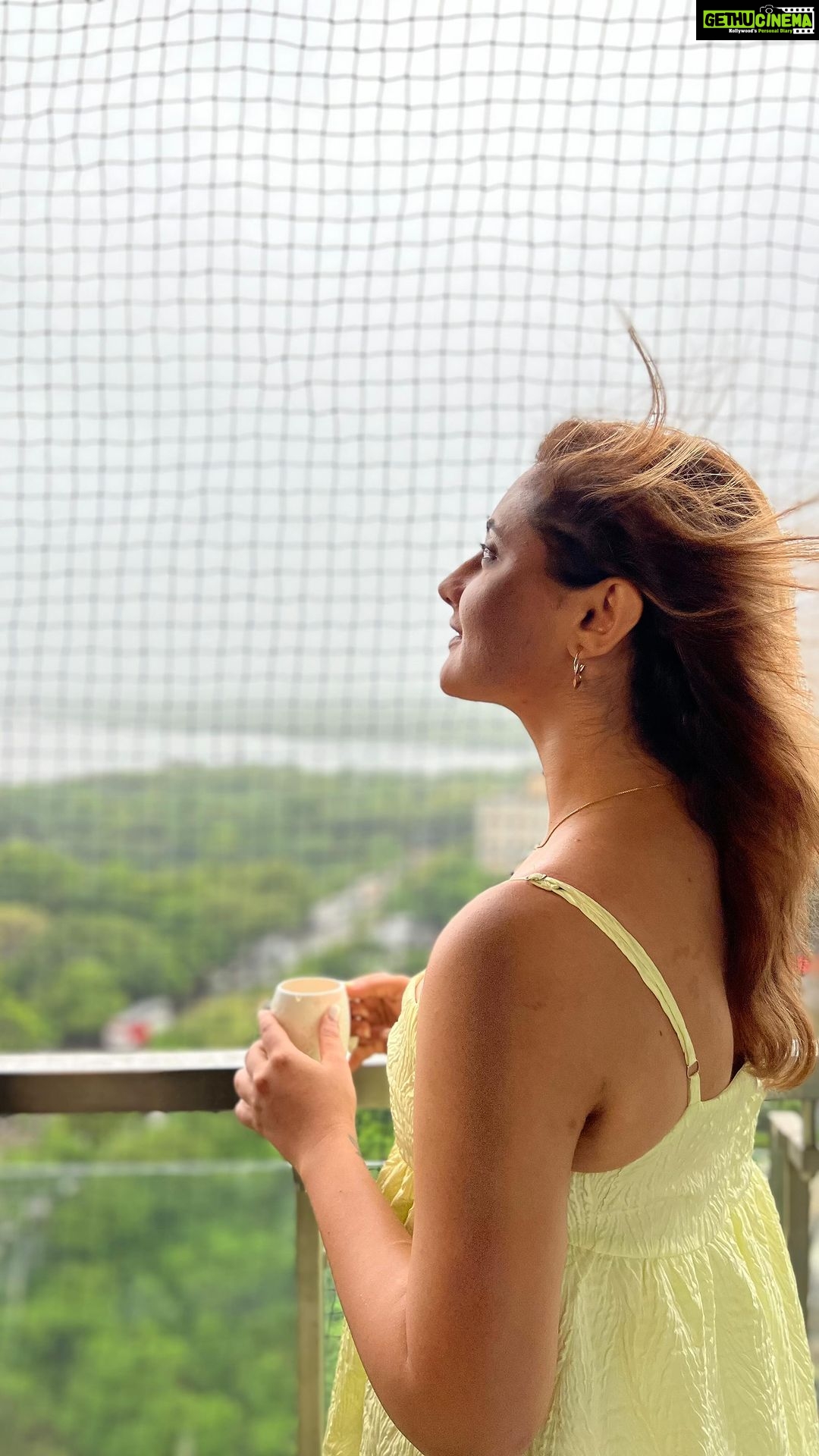 Rashami Desai Instagram - Sucha joy listening to the rhythm of the falling rain ☔️✨😍❣️ . #rainyday #rashamidesai #rashamians #immagical✨🧞♀️🦄 #reelsinstagram