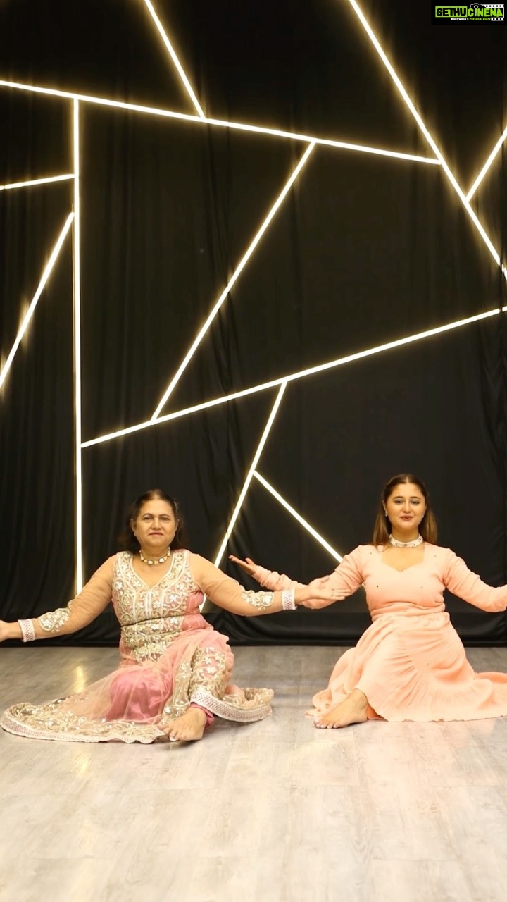 Rashami Desai Instagram - My mom is my biggest inspiration and dancing with her gives me all the right chills 💞 Making the best of best memories with my mommy dearest 🤗♥️✨🧿 . . 🎬 🩰 @sneha.churi 📸 @shruu_t 👗 @vblitzcommunications @budandtulip . #rashamidesai #immagical✨🧞‍♀️🦄 #rashamians