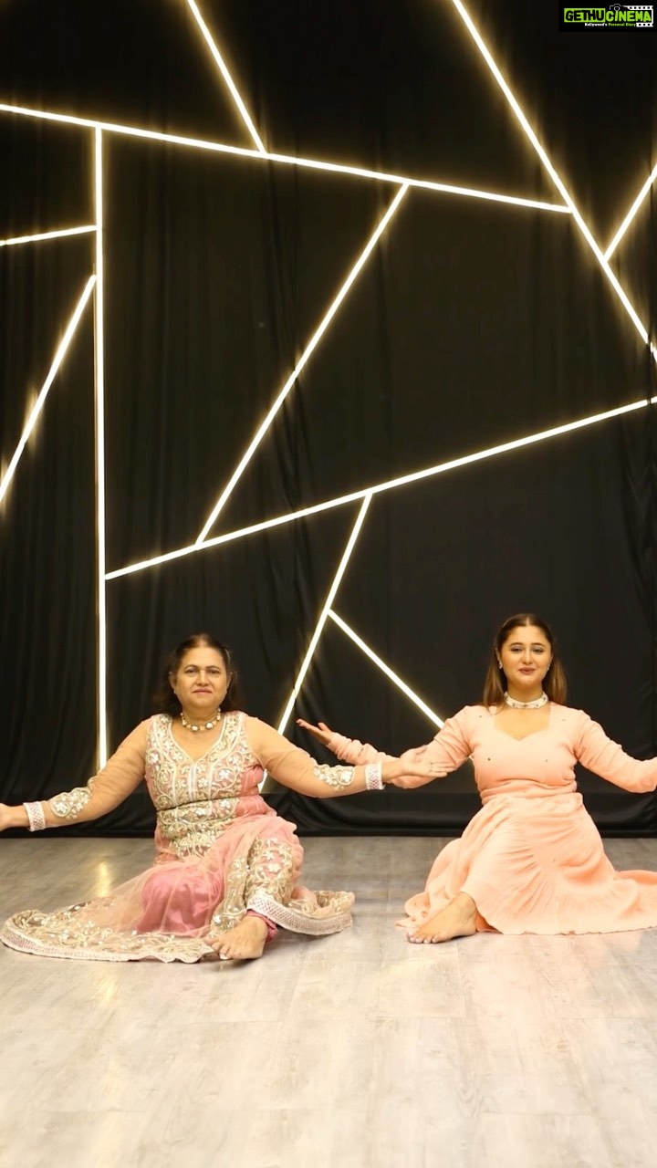 Rashami Desai Instagram - My mom is my biggest inspiration and dancing with her gives me all the right chills 💞 Making the best of best memories with my mommy dearest 🤗♥️✨🧿 . . 🎬 🩰 @sneha.churi 📸 @shruu_t 👗 @vblitzcommunications @budandtulip . #rashamidesai #immagical✨🧞♀️🦄 #rashamians