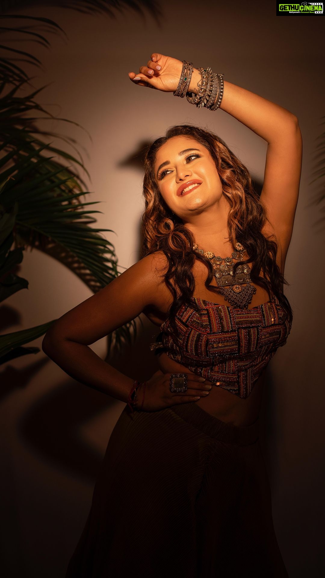 Rashami Desai Instagram - πΈπ»β¨ . π: @manalijagtapofficial πΈ: @smileplease_25 π: @makeupby_tanvi π―ββοΈ: @sneha.churi @jeevitaoberoi . #rashamidesai #immagicalβ¨π§ββοΈπ¦