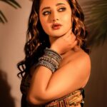 Rashami Desai Instagram - Dream’s , Drama’s and lots of Dare’s ✨❣️ #Queening 👸🏻 . 👗: @manalijagtapofficial 📸: @smileplease_25 💄: @makeupby_tanvi 👯‍♀️: @sneha.churi @jeevitaoberoi . #rashamidesai #immagical✨🧞‍♀️🦄