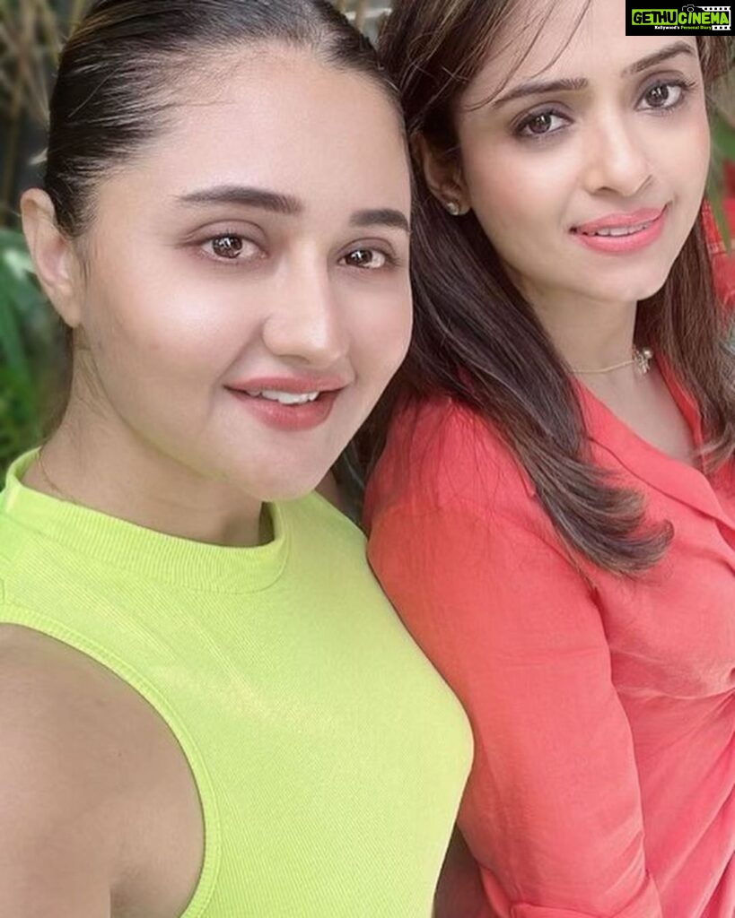 Rashami Desai Instagram - It’s so important to have a support who helps you stay humble, eat clean and teach you how to love your body from within too! My dietician Bhakti I thank you from the bottom of my heart to help me stay fit and healthy. Weather I gain few inches or lose weight, eating right and keeping myself healthy from within is all what matters! Indeed let’s all @gethealthyhigh 🤗💪🏻 . #rashamidesai #stayhealthy