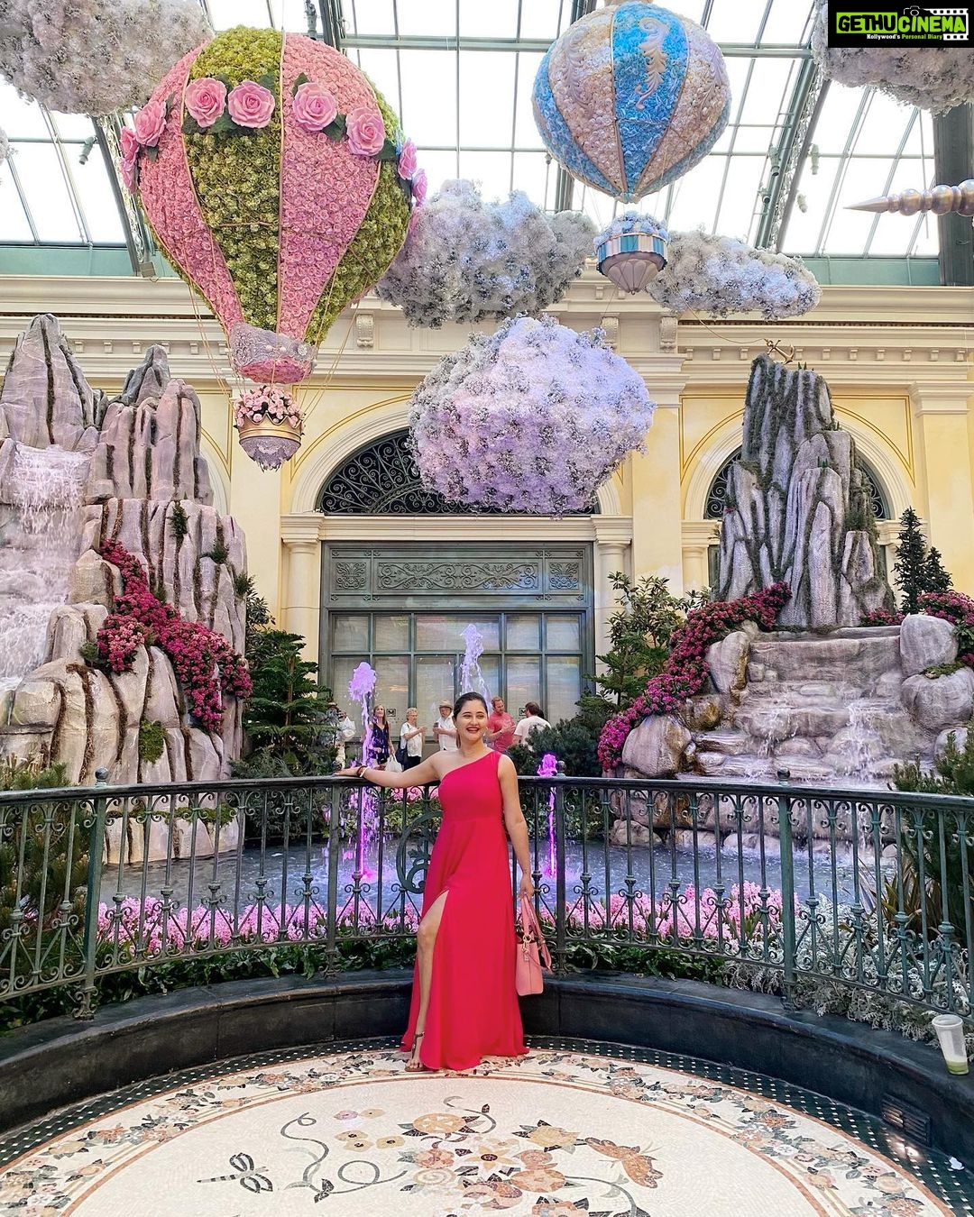 Rashami Desai Instagram - In flight ✈️ pending uploads 😋 . #lasvegas #goodtimes 👗: @poshaffair.co @vblitzcommunications . #collectingmemories #solotrip #girlswannahavefun #love #hollywood #lv #rashamidesai #RDInLV Las Vegas