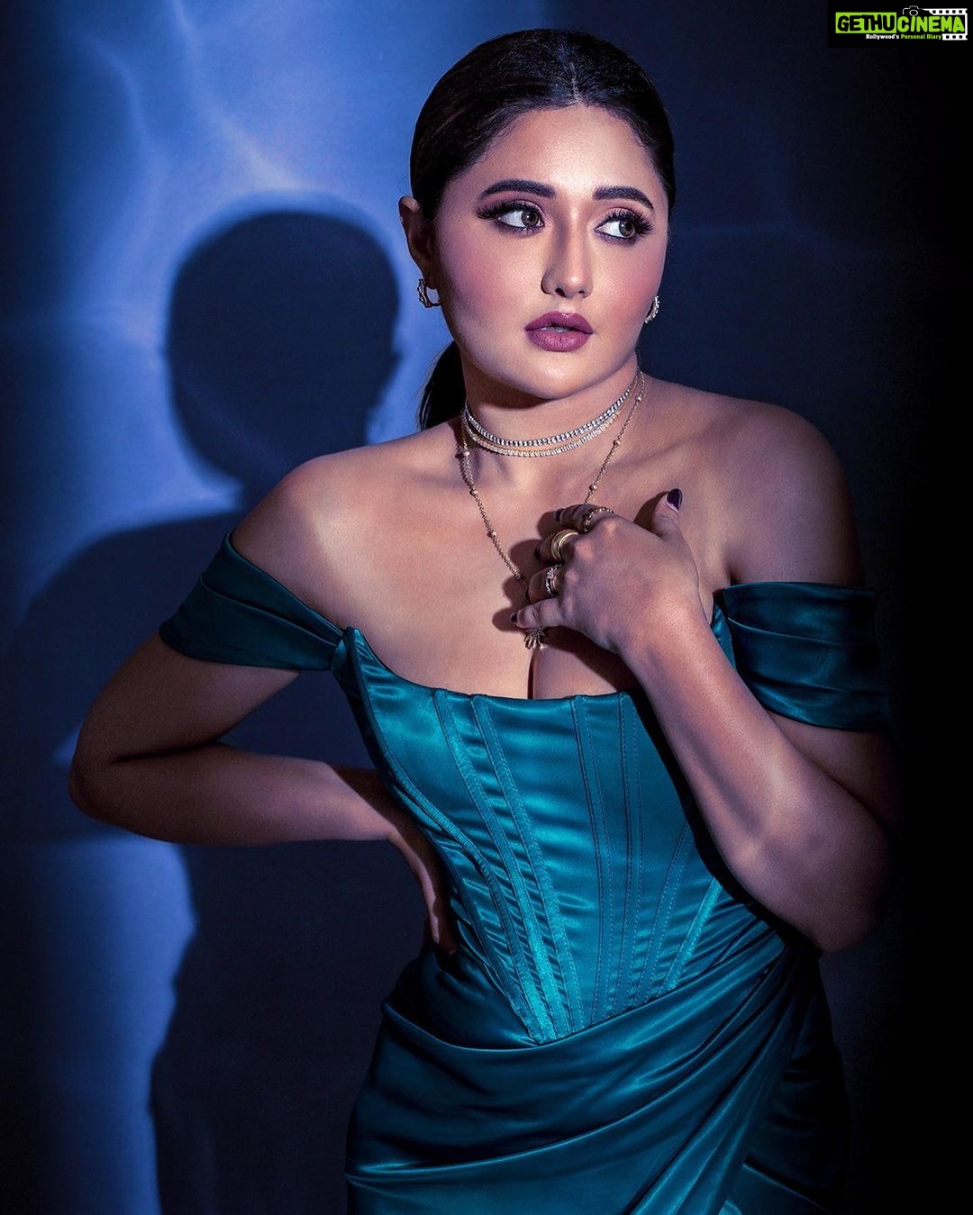Rashami Desai Instagram - Details #closeup 🥰💙 . . #rashamidesai #rashamians #love #immagical✨🧞♀️🦄