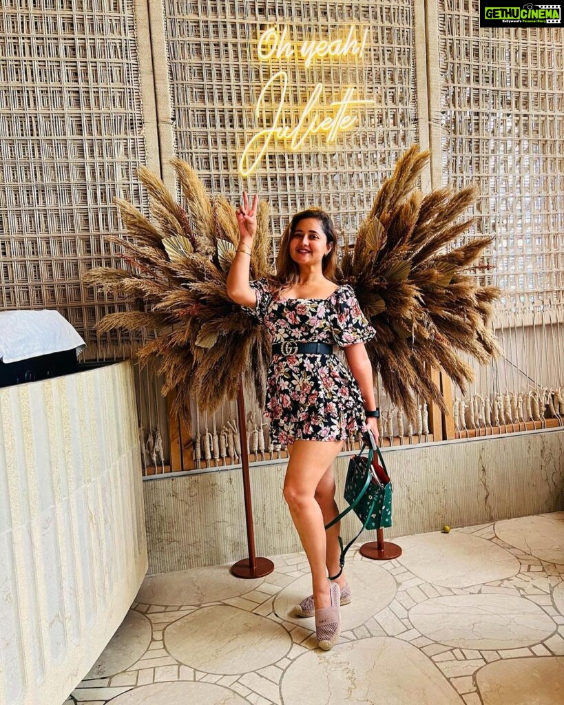 Rashami Desai Instagram - Sunday binge . @julietteristorante . #rashamidesai #rashamians #sundaying #weekendvibes #bohostyle Juliette Ristorante