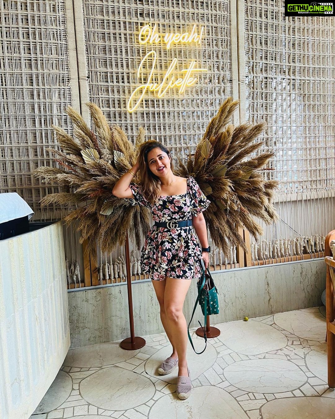 Rashami Desai Instagram - Sunday binge . @julietteristorante . #rashamidesai #rashamians #sundaying #weekendvibes #bohostyle Juliette Ristorante