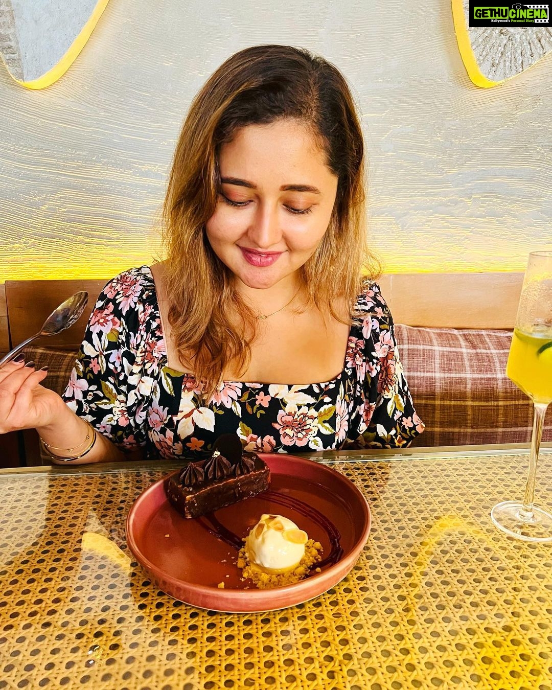 Rashami Desai Instagram - Sunday binge . @julietteristorante . #rashamidesai #rashamians #sundaying #weekendvibes #bohostyle Juliette Ristorante