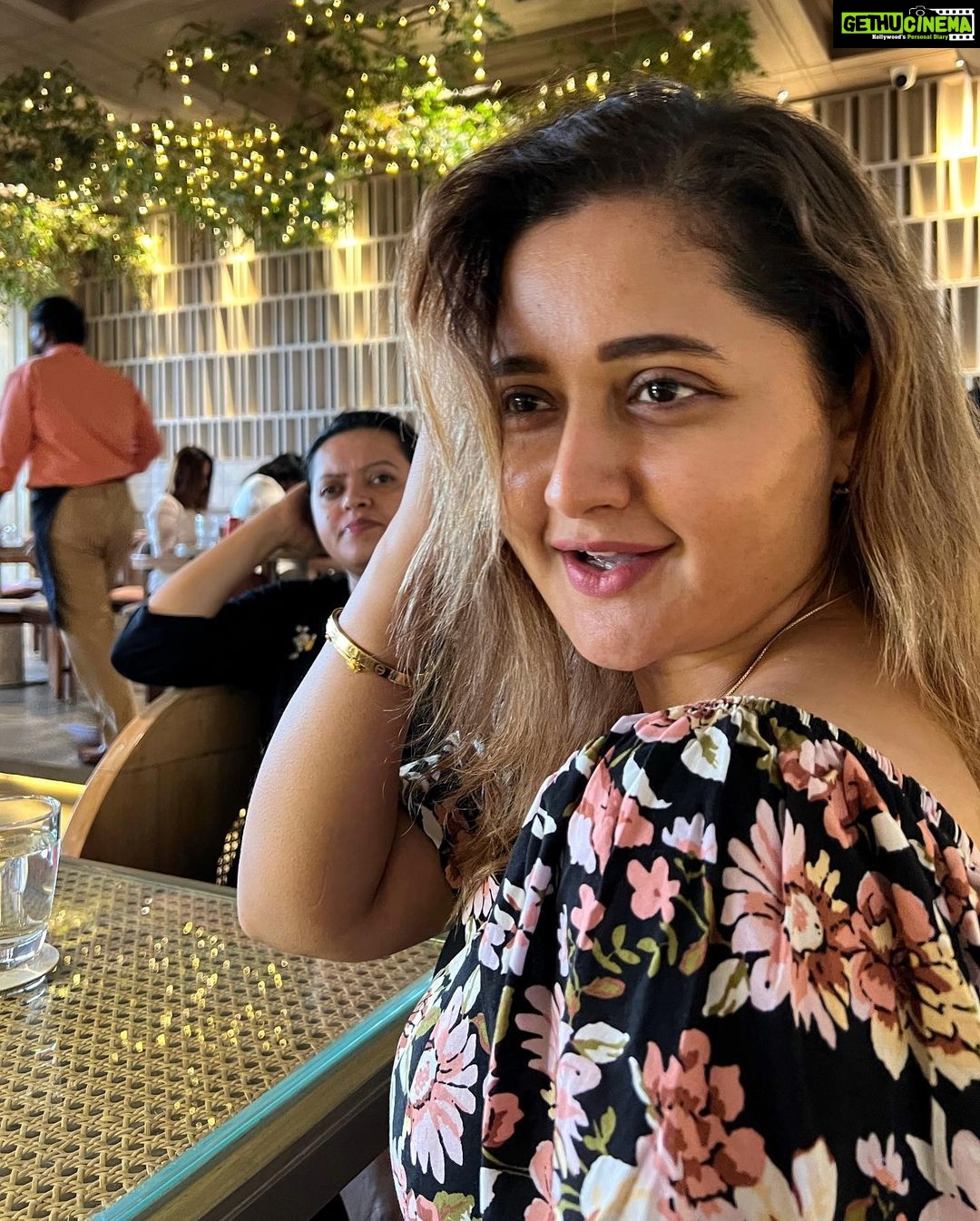 Rashami Desai Instagram - Sunday binge . @julietteristorante . #rashamidesai #rashamians #sundaying #weekendvibes #bohostyle Juliette Ristorante