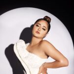 Rashami Desai Instagram – Okay! So today Don’t look at the caption… look at me 🥰☺️🤍
.
#rashamidesai #rashamians #immagical✨🧞♀️🦄 India