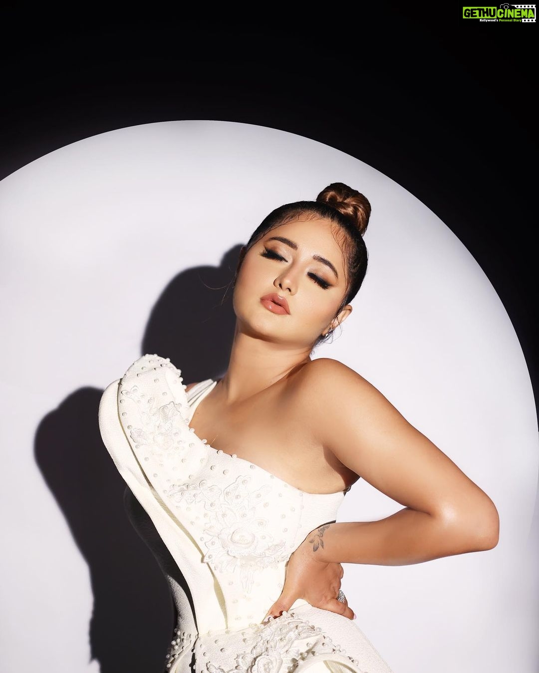 Rashami Desai Instagram - Okay! So today Don't look at the caption… look at me 🥰☺️🤍 . #rashamidesai #rashamians #immagical✨🧞♀️🦄 India
