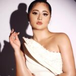 Rashami Desai Instagram – Okay! So today Don’t look at the caption… look at me 🥰☺️🤍
.
#rashamidesai #rashamians #immagical✨🧞‍♀️🦄 India