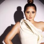 Rashami Desai Instagram – Okay! So today Don’t look at the caption… look at me 🥰☺️🤍
.
#rashamidesai #rashamians #immagical✨🧞‍♀️🦄 India