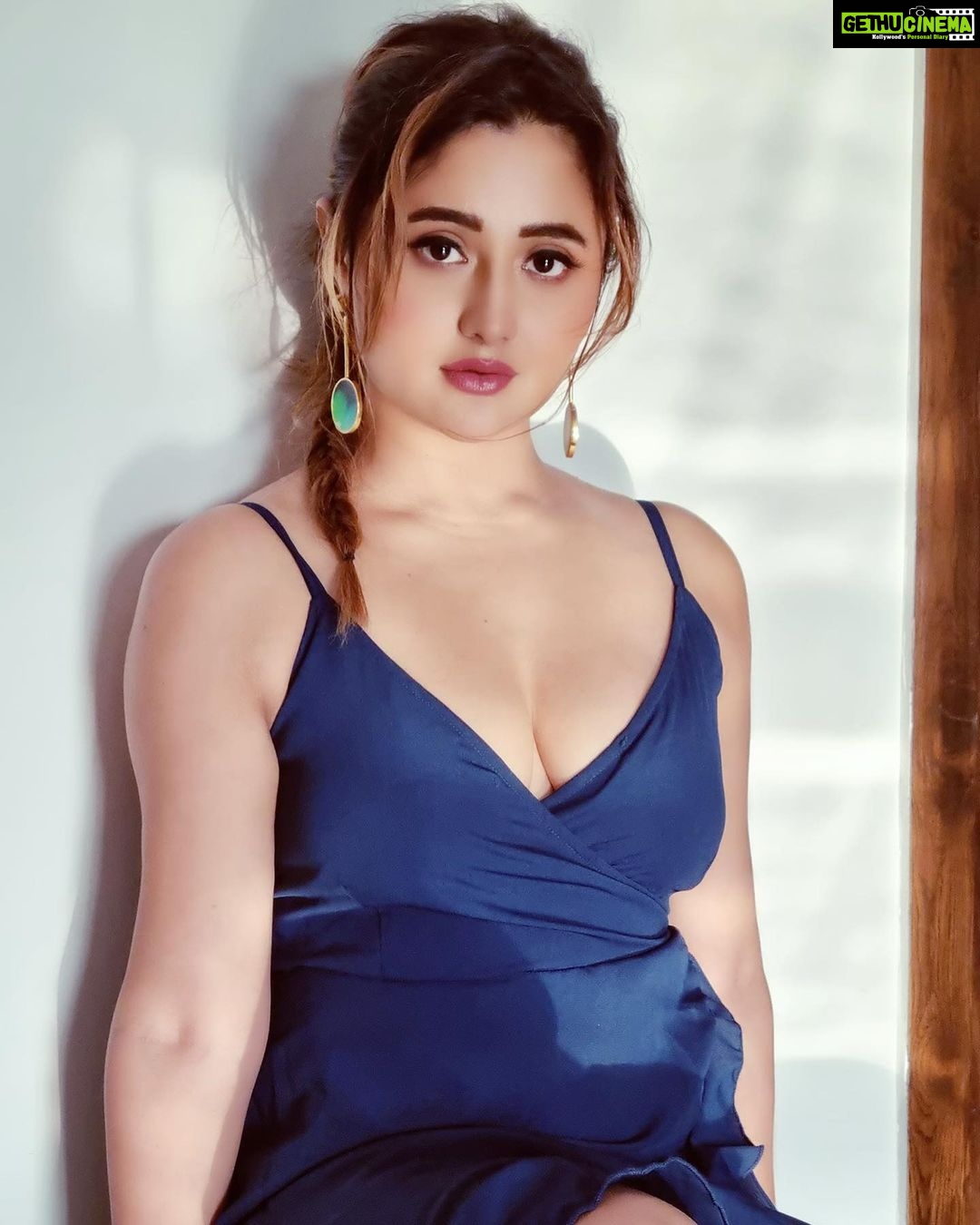 Rashami Desai Instagram - They : What you doing ? Me : Just Glowing in my hood โจ๐๐๐ . #rashamidesai #immagicalโจ๐งโโ๏ธ๐ฆ