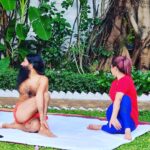 Rashami Desai Instagram – Yoga heals the soul 🧘🏻‍♀️❣️
.
Thank you @swaamiramdev for always being an inspiration to many and helping one and all to do #yoga! 
.
#happyinternationalyogaday 
#rashamidesai #immagical✨🧞‍♀️🦄