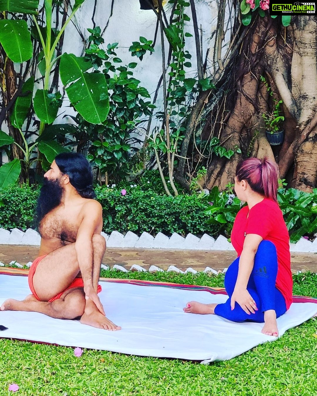 Rashami Desai Instagram - Yoga heals the soul 🧘🏻♀️❣️ . Thank you @swaamiramdev for always being an inspiration to many and helping one and all to do #yoga! . #happyinternationalyogaday #rashamidesai #immagical✨🧞♀️🦄