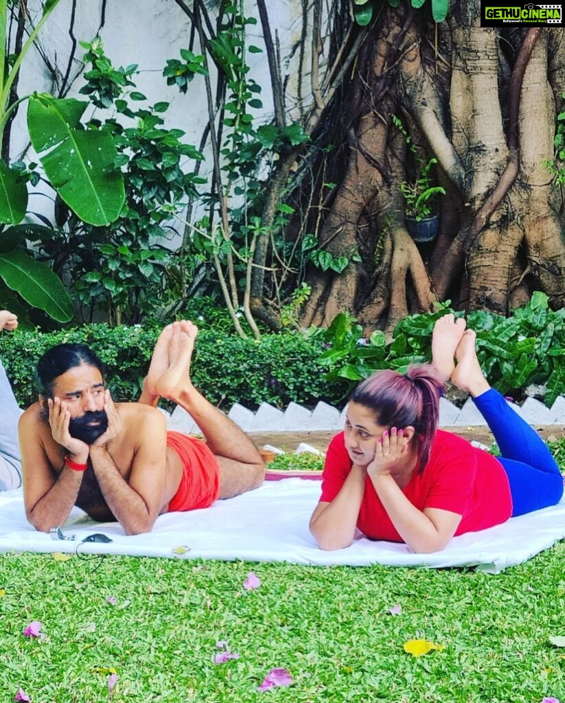 Rashami Desai Instagram - Yoga heals the soul 🧘🏻‍♀️❣️ . Thank you @swaamiramdev for always being an inspiration to many and helping one and all to do #yoga! . #happyinternationalyogaday #rashamidesai #immagical✨🧞‍♀️🦄