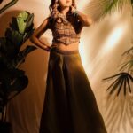 Rashami Desai Instagram - Dream’s , Drama’s and lots of Dare’s ✨❣️ #Queening 👸🏻 . 👗: @manalijagtapofficial 📸: @smileplease_25 💄: @makeupby_tanvi 👯‍♀️: @sneha.churi @jeevitaoberoi . #rashamidesai #immagical✨🧞‍♀️🦄