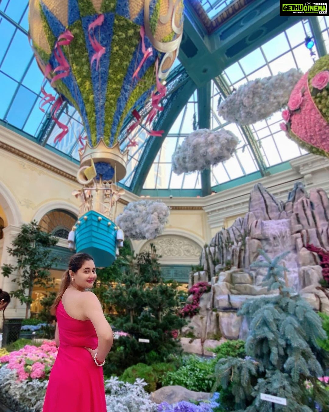 Rashami Desai Instagram - In flight ✈️ pending uploads 😋 . #lasvegas #goodtimes 👗: @poshaffair.co @vblitzcommunications . #collectingmemories #solotrip #girlswannahavefun #love #hollywood #lv #rashamidesai #RDInLV Las Vegas