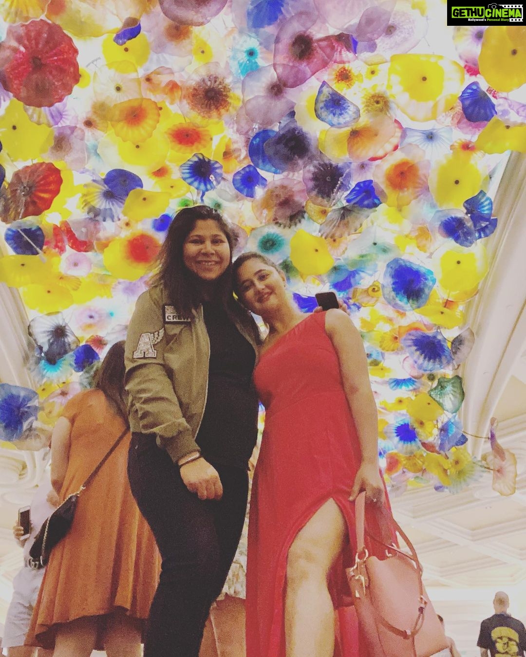 Rashami Desai Instagram - In flight ✈️ pending uploads 😋 . #lasvegas #goodtimes 👗: @poshaffair.co @vblitzcommunications . #collectingmemories #solotrip #girlswannahavefun #love #hollywood #lv #rashamidesai #RDInLV Las Vegas