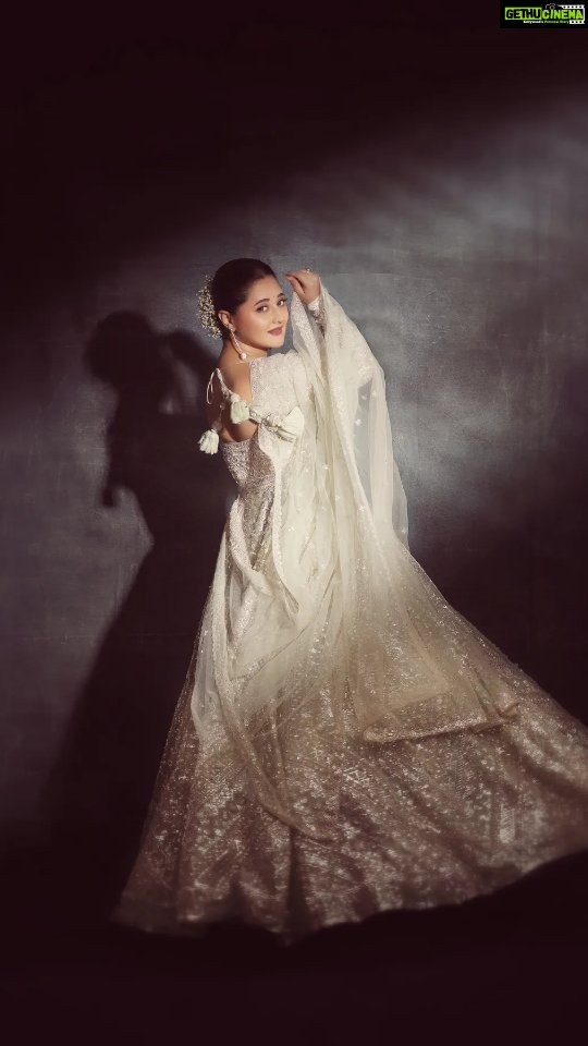 Rashami Desai Instagram - I like things to be modern and but heart is Indian what to do 🥰 Story of every Indian . . #rashamidesai #rashamians #diva #love #honest #immagical✨🧞♀️🦄