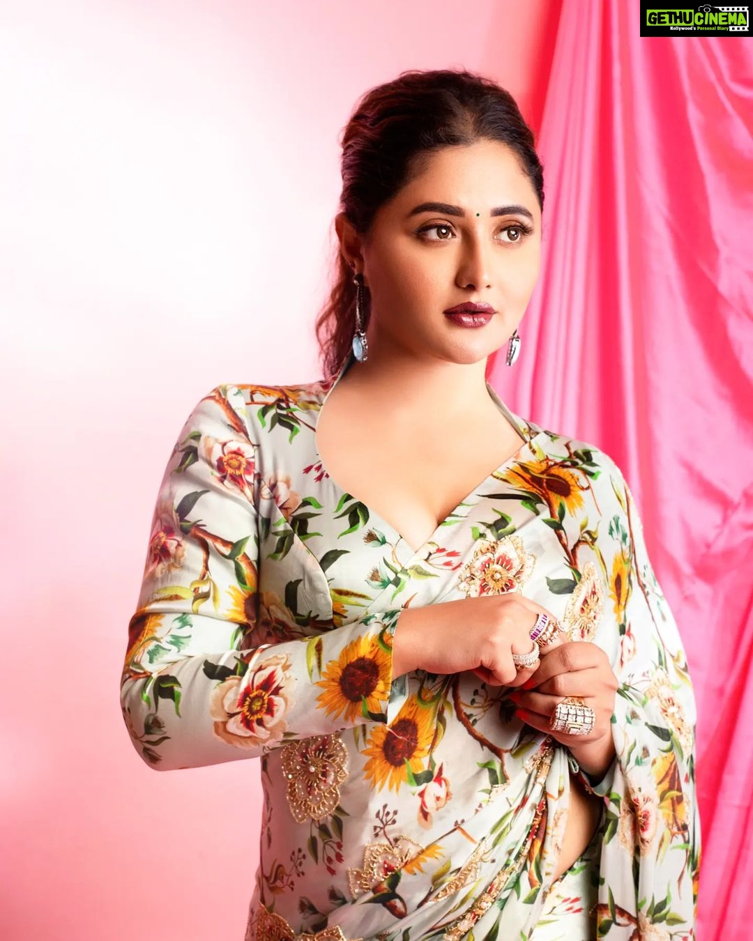 Rashami Desai - 295.7K Likes - "Oh ; hey there..." 💝
.
.
Saree @prajhnaashettyofficial
Rings: @zemafinejewellery
Earrings: @shesaidyes.plv_jewellery
Styling : @nehachaudhary_
HMU : @makeupby_tanvi
Shoot : @ipshita.db
.
.
#rashamidesai #rashamians #dadasahebphalkeaward #indian #bollywood #love #dream #immagical✨🧞♀️🦄 #whatelseispossible