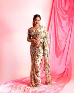 Rashami Desai Instagram - "Oh ; hey there..." 💝
.
.
Saree @prajhnaashettyofficial 
Rings: @zemafinejewellery 
Earrings: @shesaidyes.plv_jewellery
Styling : @nehachaudhary_ 
HMU : @makeupby_tanvi 
Shoot : @ipshita.db 
.
.
#rashamidesai #rashamians #dadasahebphalkeaward #indian #bollywood #love #dream #immagical✨🧞‍♀️🦄 #whatelseispossible