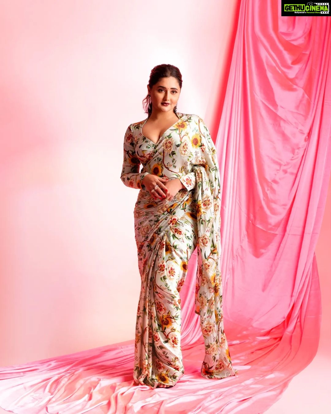 Rashami Desai - 295.7K Likes - "Oh ; hey there..." 💝
.
.
Saree @prajhnaashettyofficial
Rings: @zemafinejewellery
Earrings: @shesaidyes.plv_jewellery
Styling : @nehachaudhary_
HMU : @makeupby_tanvi
Shoot : @ipshita.db
.
.
#rashamidesai #rashamians #dadasahebphalkeaward #indian #bollywood #love #dream #immagical✨🧞♀️🦄 #whatelseispossible