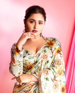Rashami Desai Instagram - "Oh ; hey there..." 💝
.
.
Saree @prajhnaashettyofficial 
Rings: @zemafinejewellery 
Earrings: @shesaidyes.plv_jewellery
Styling : @nehachaudhary_ 
HMU : @makeupby_tanvi 
Shoot : @ipshita.db 
.
.
#rashamidesai #rashamians #dadasahebphalkeaward #indian #bollywood #love #dream #immagical✨🧞‍♀️🦄 #whatelseispossible