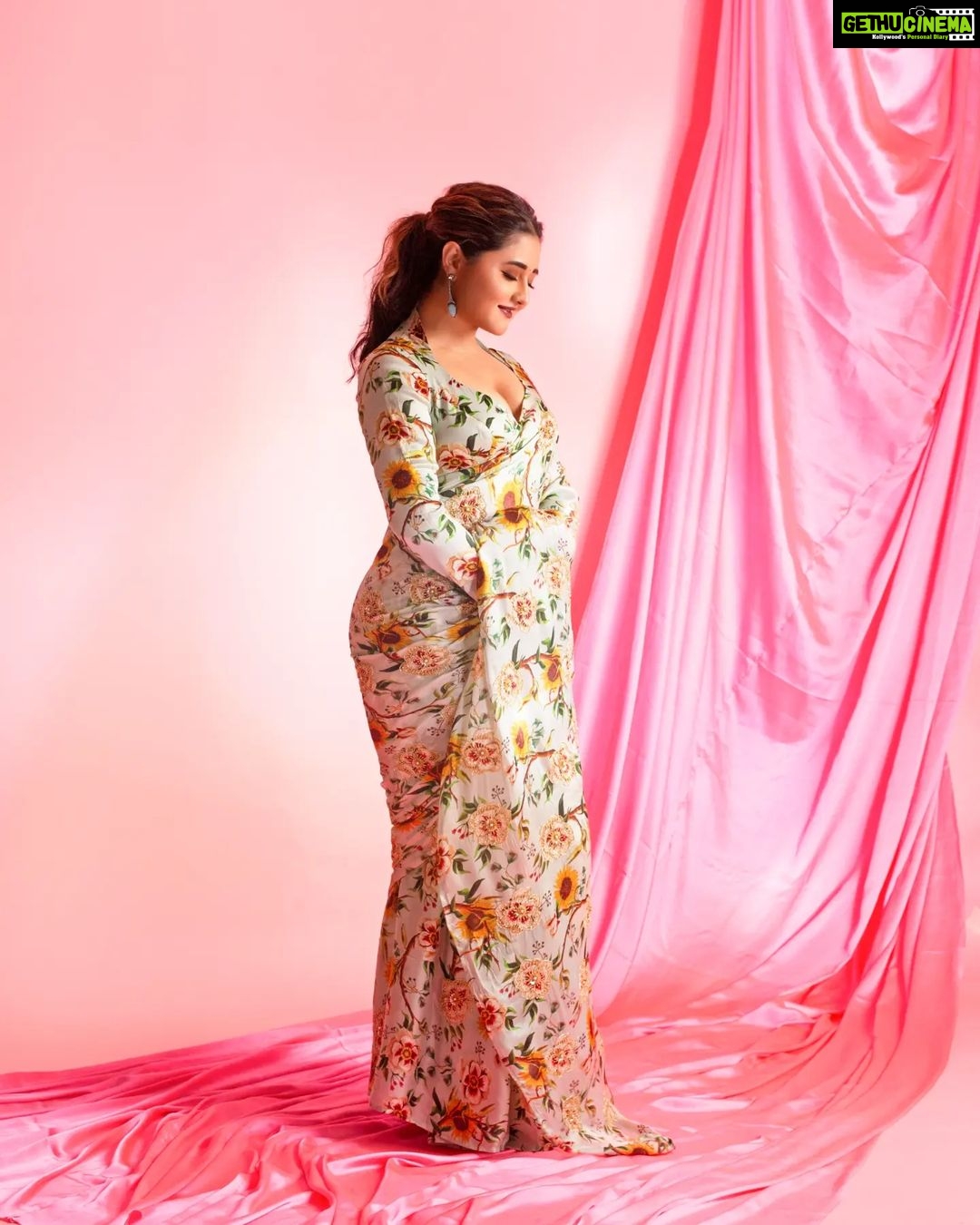 Rashami Desai - 295.7K Likes - "Oh ; hey there..." 💝
.
.
Saree @prajhnaashettyofficial
Rings: @zemafinejewellery
Earrings: @shesaidyes.plv_jewellery
Styling : @nehachaudhary_
HMU : @makeupby_tanvi
Shoot : @ipshita.db
.
.
#rashamidesai #rashamians #dadasahebphalkeaward #indian #bollywood #love #dream #immagical✨🧞♀️🦄 #whatelseispossible