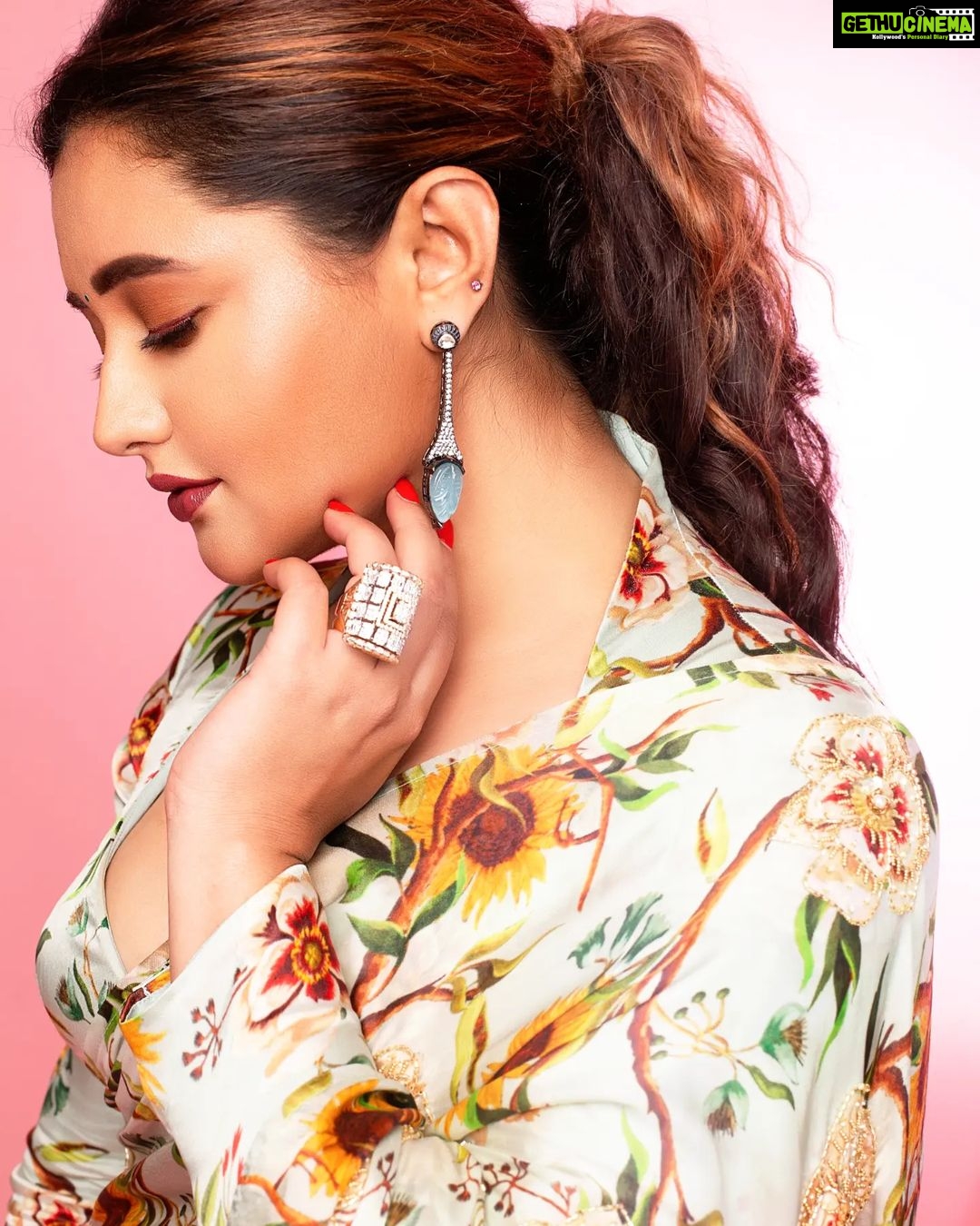 Rashami Desai - 295.7K Likes - "Oh ; hey there..." 💝
.
.
Saree @prajhnaashettyofficial
Rings: @zemafinejewellery
Earrings: @shesaidyes.plv_jewellery
Styling : @nehachaudhary_
HMU : @makeupby_tanvi
Shoot : @ipshita.db
.
.
#rashamidesai #rashamians #dadasahebphalkeaward #indian #bollywood #love #dream #immagical✨🧞♀️🦄 #whatelseispossible